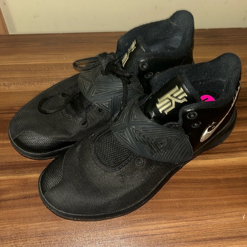 EUC Nike Kyrie Flytrap 3 Black Metallic Gold Mens Tennis Shoes 11 BQ3060-008